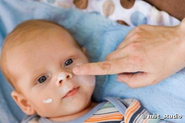 Alerte santé : 4 conservateurs vont être interdits dans les cosmétiques pour bébés