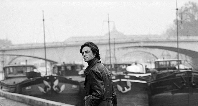 Patrick Modiano sur les quais de la Seine en 1969.  L’écriture comme un questionnement permanent de la mémoire. (Sophie Bassouls/Sygma/Corbis) 