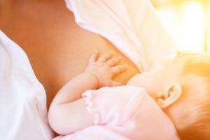 ALLAITEMENT: Pourquoi certaines mères allaitent au-delà d'1 an – AAP