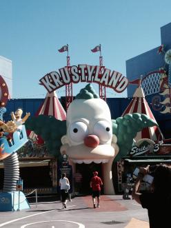 Les studios Warner Bros et Universal Attraction Simpson