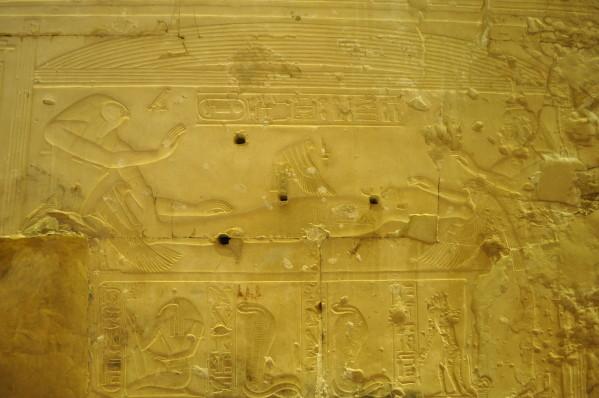 SALLE 5 - VITRINE 6, CÔTÉ SEINE : 22. DE LA PERCEPTION DU PALMIER-DATTIER AU SEIN DES CROYANCES PHYTO-RELIGIEUSES ÉGYPTIENNES : LA RÉGÉNÉRATION DES DÉFUNTS Abydos - Fécondation d'Isis (Photo Tifet)