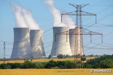 Ségolène Royal prolonge la durée de vie des centrales nucléaires