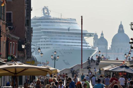 Navio gigante MSC Divina invade a pequena cidade de Veneza e revolta os italianos