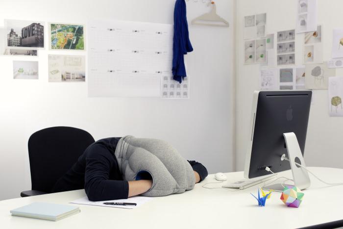 Ostrich Pillow les coussins de sieste par le Studio Banana Things Ostrich Pillow les coussins de sieste par le Studio Banana Things