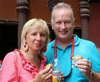 Elena Boric et Robert Zsifkovits ont testé le sandwich indien dénommé Wada Pav - Photo © Amruta Mokal Elena Boric et Robert Zsifkovits ont testé le sandwich indien dénommé Wada Pav - Photo © Amruta Mokal