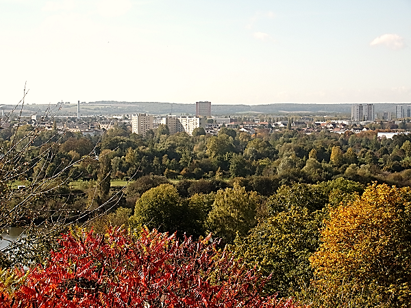 Vue des hauteurs de Mantes-la-Jolie arbres, ville de Mantes-la-Jolie en arrière plan