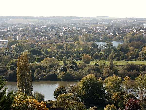 La Seine vue des hauteurs de Mantes-la-Jolie fleuve, arbres et Mantes-la-Jolie à l'arrière plan