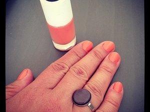 Entre le rouge et le corail #lundisadeuxdaliceetzaza Corail sur mes ongles, à mes pieds, comme la robe que je voulais et celle que j'ai eue (c) D'une île à Paris