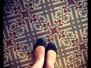 Entre le rouge et le corail #lundisadeuxdaliceetzaza Corail sur mes ongles, à mes pieds, comme la robe que je voulais et celle que j'ai eue (c) D'une île à Paris