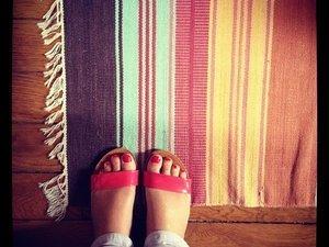 Entre le rouge et le corail #lundisadeuxdaliceetzaza Corail sur mes ongles, à mes pieds, comme la robe que je voulais et celle que j'ai eue (c) D'une île à Paris