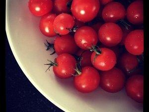 Entre le rouge et le corail #lundisadeuxdaliceetzaza Rouge dans Paris, sur mes ongles, dans mon assiette, mon coussin de salon, ma maison et mon plot de cuisine (c) D'une île à Paris