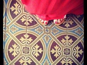 Entre le rouge et le corail #lundisadeuxdaliceetzaza Corail sur mes ongles, à mes pieds, comme la robe que je voulais et celle que j'ai eue (c) D'une île à Paris