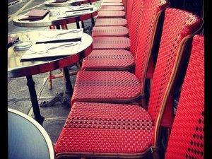 Entre le rouge et le corail #lundisadeuxdaliceetzaza Rouge dans Paris, sur mes ongles, dans mon assiette, mon coussin de salon, ma maison et mon plot de cuisine (c) D'une île à Paris