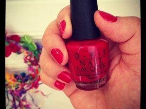 Entre le rouge et le corail #lundisadeuxdaliceetzaza Rouge dans Paris, sur mes ongles, dans mon assiette, mon coussin de salon, ma maison et mon plot de cuisine (c) D'une île à Paris
