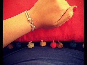 Entre le rouge et le corail #lundisadeuxdaliceetzaza Rouge dans Paris, sur mes ongles, dans mon assiette, mon coussin de salon, ma maison et mon plot de cuisine (c) D'une île à Paris