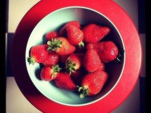 Entre le rouge et le corail #lundisadeuxdaliceetzaza Rouge dans Paris, sur mes ongles, dans mon assiette, mon coussin de salon, ma maison et mon plot de cuisine (c) D'une île à Paris