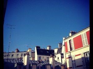 Entre le rouge et le corail #lundisadeuxdaliceetzaza Rouge dans Paris, sur mes ongles, dans mon assiette, mon coussin de salon, ma maison et mon plot de cuisine (c) D'une île à Paris