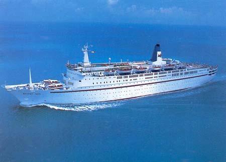 Premiere escale d’un paquebot à Grand Bourg de Marie Galante ! C’était le 16 octobre 1989 ! Regent Sun ex Shalom