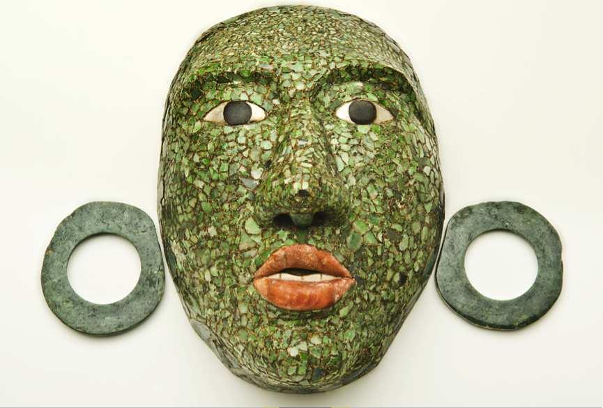 Masque funéraire de Calakmul avec ornements d'oreilles © Museo Regional de Campeche, fort de San Miguel, ville de Campeche, Campeche, Mexique