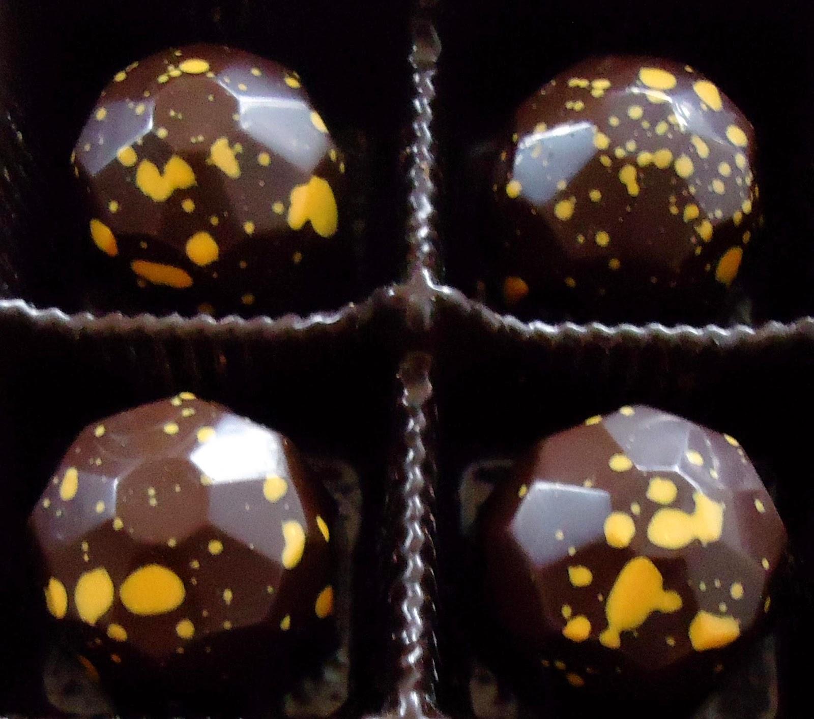 Chocolats fins : abricot et praliné amandes