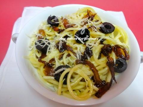 SPAGHETTI AU CONFIT D'OIGNONS ET AUX OLIVES NOIRES