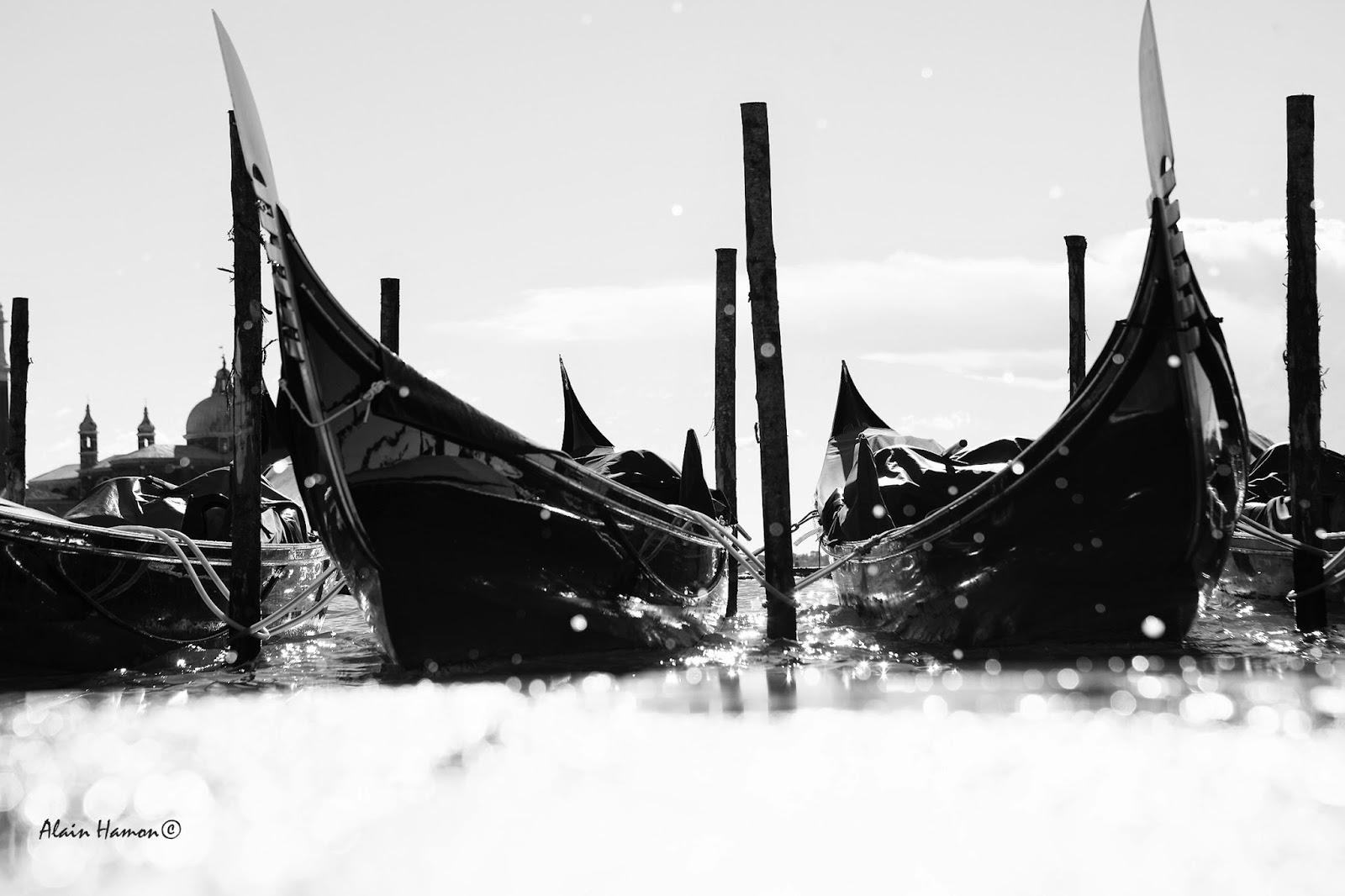photos de gondoles à Venise un jour d'acqua alta