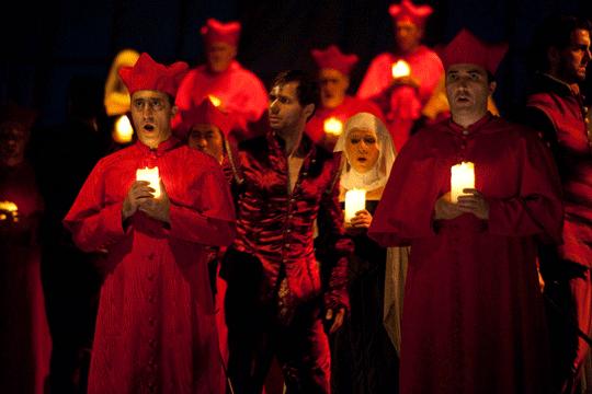 STAATSTHEATER NÜRNBERG 2014-2015: LES HUGUENOTS de Giacomo MEYERBEER le 24 OCTOBRE 2014 (Dir.mus: Guido Johannes RUMSTADT; Ms en sc: Tobias KRATZER) Massacrer au nom de Dieu: la bénédiction des poignards © Jutta Missbach