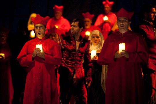 Massacrer au nom de Dieu: la bénédiction des poignards © Jutta Missbach