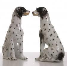 Le tourisme a besoin de calme et de sérénité. Chiens de faience