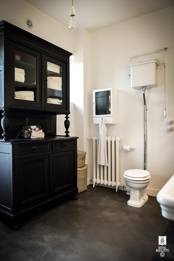 1Day1Post #13 – Royal Roulotte ROYAL_ROULOTTE_BATHROOM2_AFTER