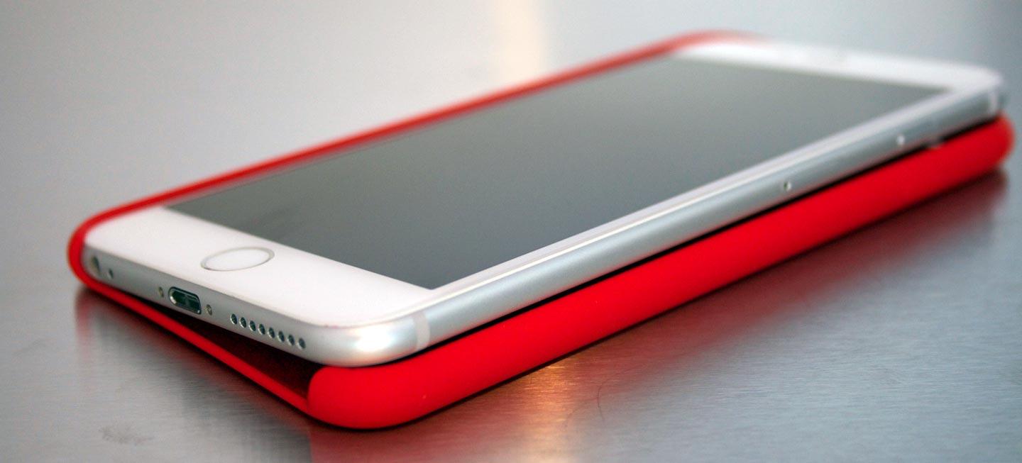 L'iPhone 6 Plus sur l'étui de silicone d'Apple.