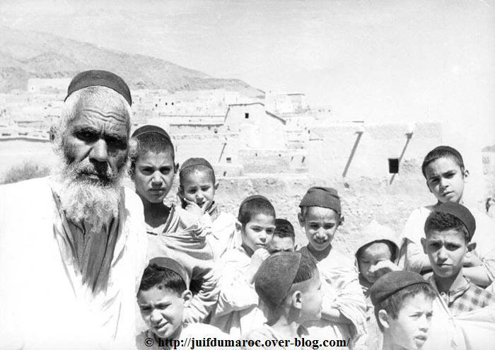lsaac Asséraf, cheikh de la communauté d'Akka, avec un groupe d'élèves (1956).