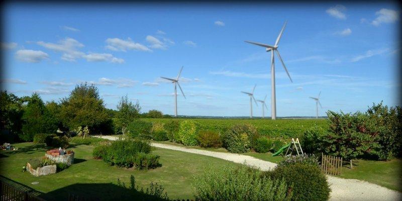 Léoville (17): l'éolien des voisins fait débat