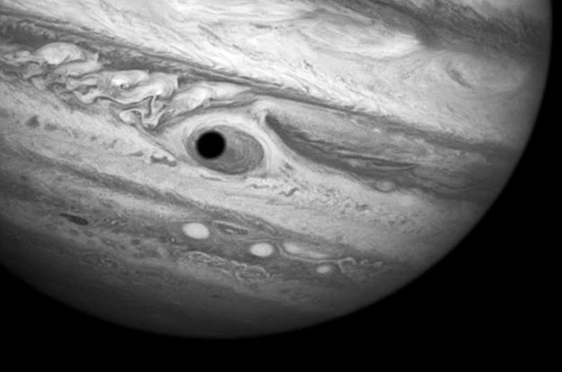 Hubble photographie l’œil de Jupiter Hubble Spies Spooky Shadow on Jupiter's Giant Eye