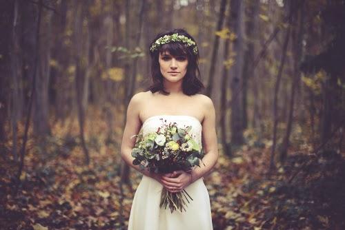 belle photo mariage robe de mariée dentelle inspiration mariage forêt automne païen bouquet fleur automnale 
