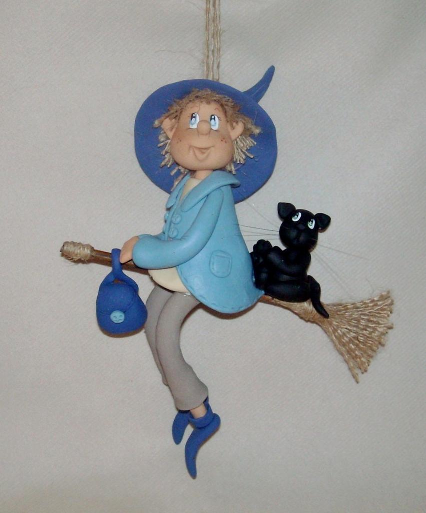 Sorcière et sorcier avec leur p'tit chat à suspendre Sorcière et sorcier avec leur p'tit chat à suspendre