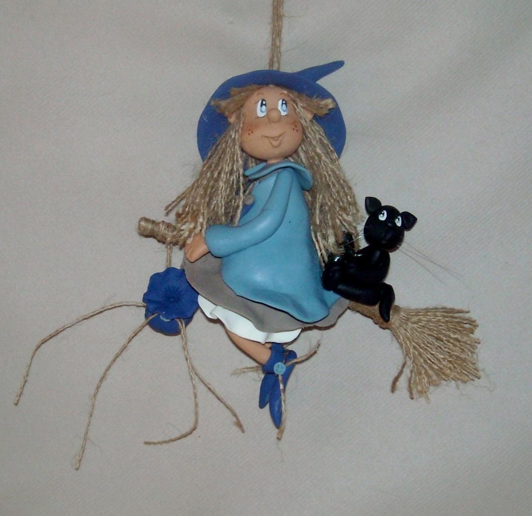 Sorcière et sorcier avec leur p'tit chat à suspendre Sorcière et sorcier avec leur p'tit chat à suspendre