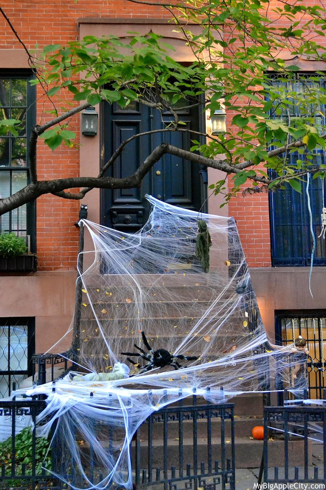 Les New Yorkais décorent leur maison pour Halloween