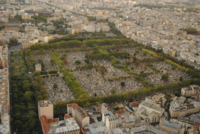 wikipedia : Le cimetière du Montparnasse est délimité par la rue Froidevaux au Sud, la rue Victor-Schœlcher à l'Est, le boulevard Edgar-Quinet au Nord (bord gauche sur la photo), le boulevard Raspail au Nord-Est, et la rue de la Gaîté à l'Ouest. Le cimetière est en outre traversé du Nord au Sud, dans la partie Est, par la rue Émile-Richard.