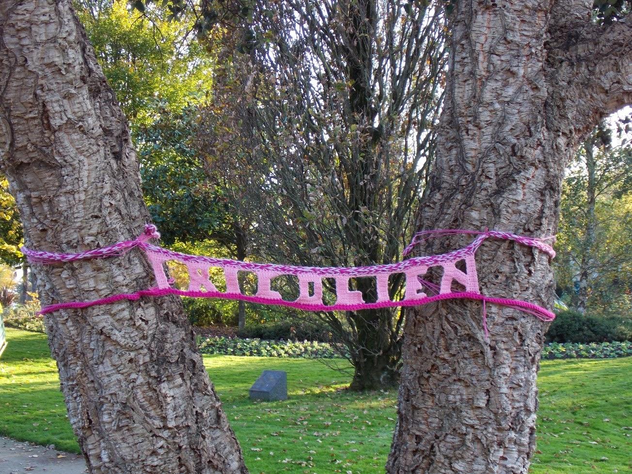 avec les pompons, avec les pompons, avec les... avec les pompons, avec les pompons, avec les...