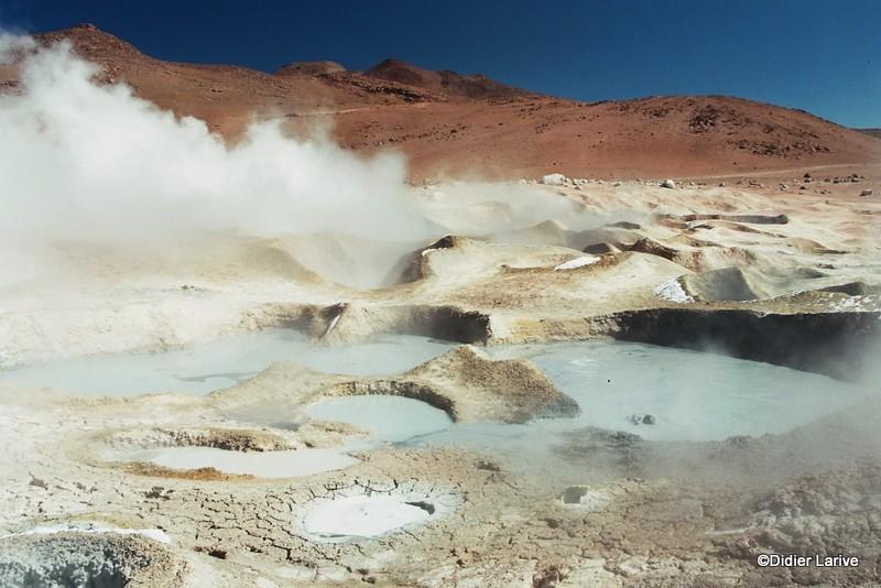 Geysers Sol De Manana à 4850 m : mare de boue bouillonnante, fumerolles et fortes odeurs de vapeurs sulfureuses