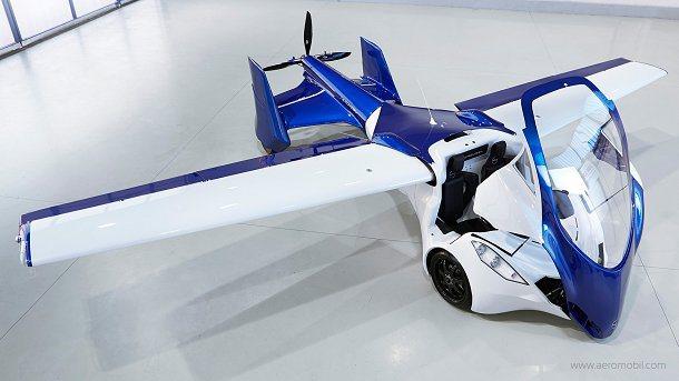 Un prototype de voiture volante décolle