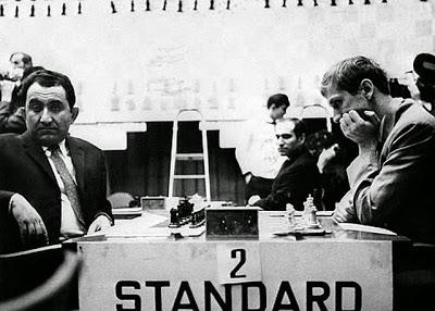 Buenos Aires, Tigran Petrossian et Bobby Fischer concentrés pendant leur match des candidats en 1971 Buenos Aires, Tigran Petrossian et Bobby Fischer concentrés pendant leur match des candidats en 1971
