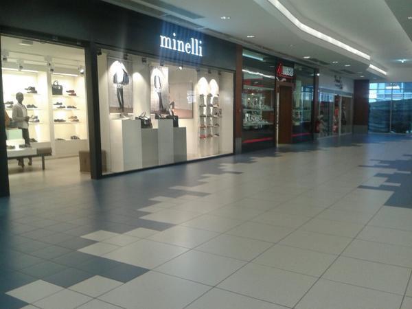 Chronique de l’Abidjanie #4: petite excursion chez INGLOT Cosmetics. Magasin MINELLI Abidjan
