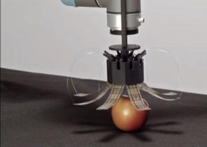 L'électricité statique permet à un robot équipé avec une plaque électrostatique de ramasser des objets lisses, comme une pomme ou un circuit imprimé.