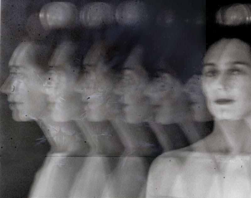 Autoportrait Vanessa Lekpa photographie noir et blanc d'art contemporain . Longue exposition en noir et blanc , femme dédoublée , femme à la pomme . Photographie de Vanessa Lekpa