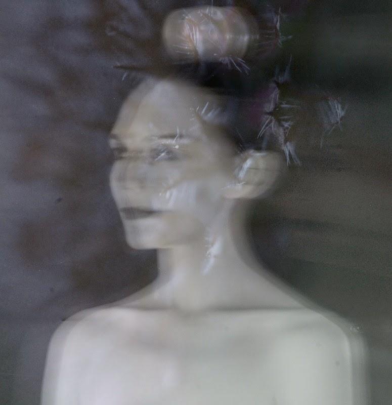 autoportrait Vanessa Lekpa photographie noir et blanc d'art contemporain . Autoportrait , selfie , autophoto Vanessa lekpa