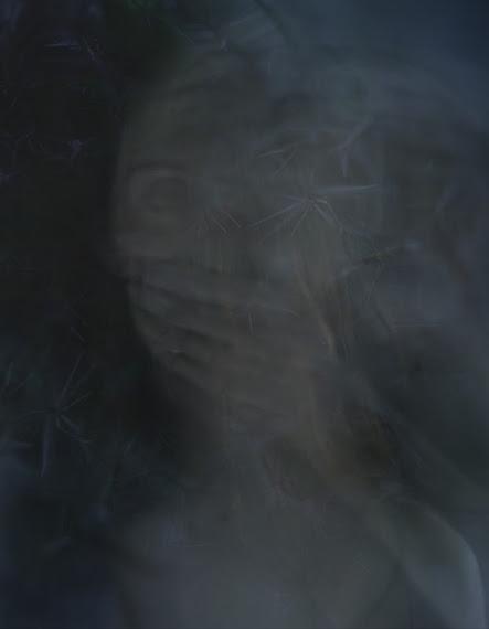 Autoportrait Vanessa Lekpa Vanessa Lekpa , photographie en noir et blanc d'art contemporain. Autoportrait , selfie d'art , portrait d'artiste . Le thème du silence dans l'art contemporain. Visage de femme main sur la bouche . photo .