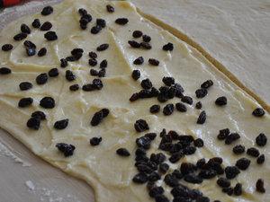 Escargots briochés a la crème pâtissière, aux raisins secs/pralines roses