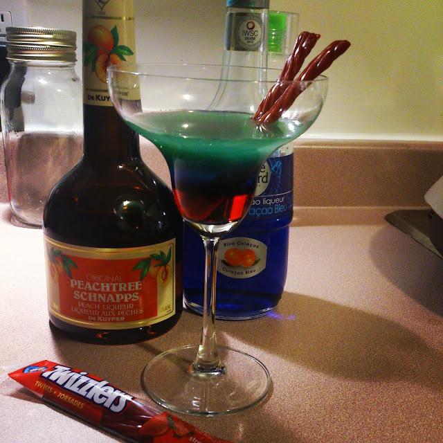 Vendredi Joyeux: on récupère la réglisses Twizzler dans un drink rouge, bleu et turquoise